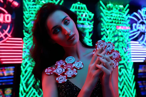 09DET স্লটস — হাজারো থিম ও জ্যাকপট আপনার জন্য অপেক্ষায় উজ্জ্বল স্লট মেশিনের পাশে এক স্টাইলিশ নারী, যেখানে জ্বলে উঠছে ‘সেভেন’—যা 09DET–এর শীর্ষ স্লটগুলোর বৈচিত্র্যকে উপস্থাপন করে।