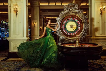 সোনালি কয়েনের ঝর্ণার মধ্যে ঘূর্ণায়মান একটি রুলেট চাকার ক্লোজ-আপ—যা 09DET–এ গভীর ক্যাসিনো অ্যাকশনকে তুলে ধরে।